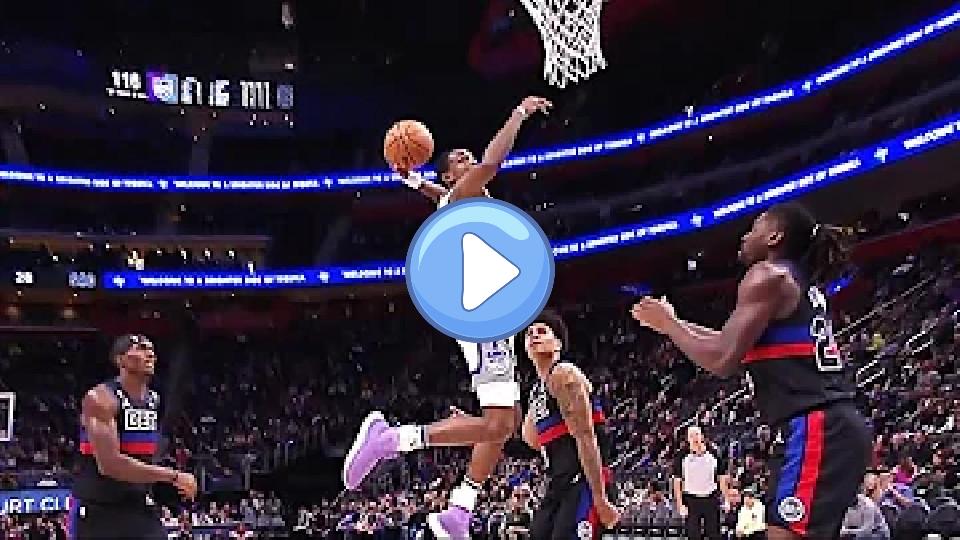Play video: De'Aaron Fox is a phenomenal scorer. 🦊 Video thumb: De'Aaron Fox is a phenomenal scorer. 🦊