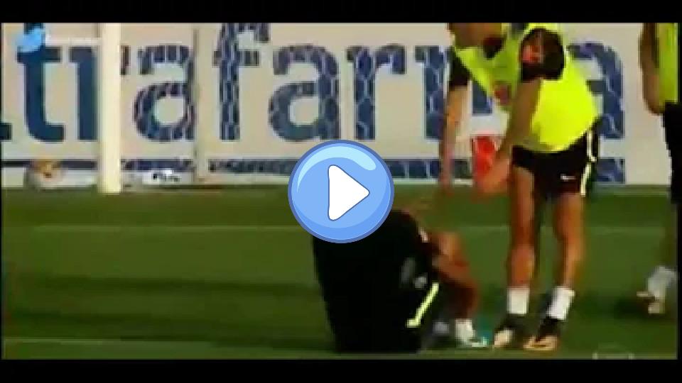 Video thumb: Paulinho injured Neymar Jr.