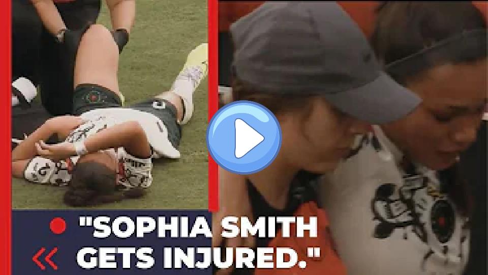 Play video: Tearfully, Sophia Smith leaves the match due to an injury to her right knee. Video thumb: Tearfully, Sophia Smith leaves the match due to an injury to her right knee.