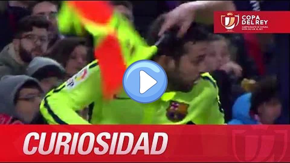 Play video: The linesman hits Jordi Alba with the flag. Video thumb: The linesman hits Jordi Alba with the flag.