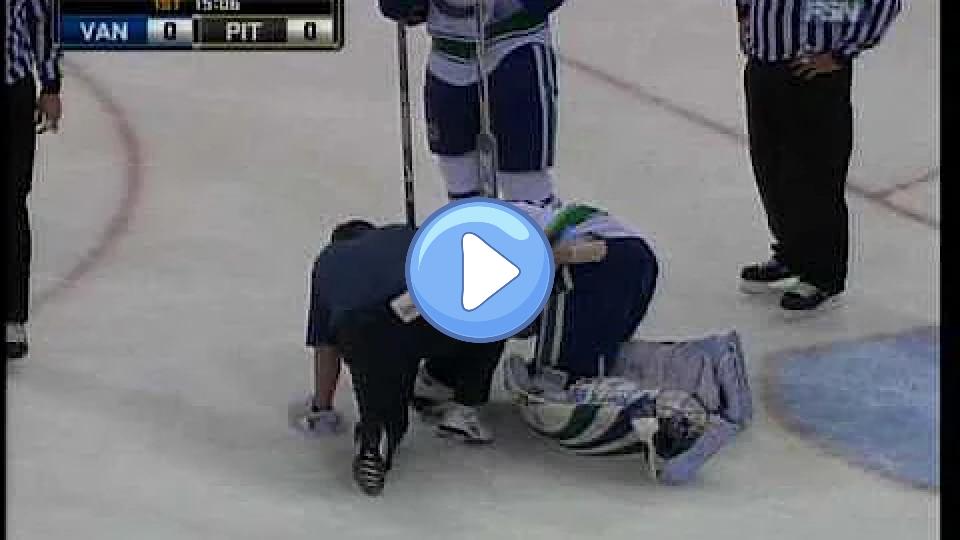 Video thumb: Roberto Luongo injury [November 22, 2008]