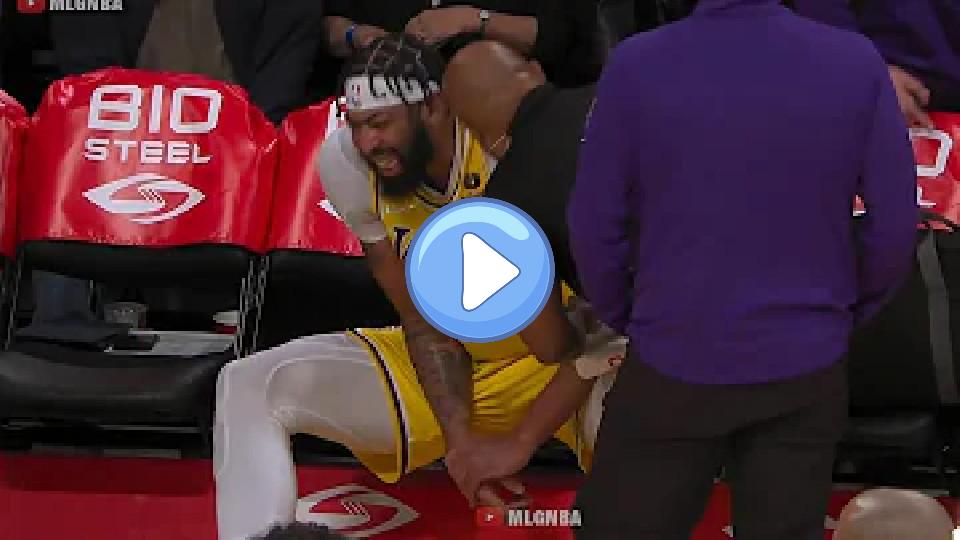 Video thumb: Anthony Davis injured his hand and left the game | Lakers vs Thunder