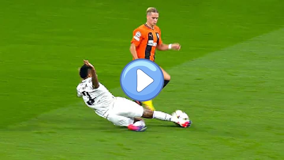 Play video: Éder Militão: Elite Defending Video thumb: Éder Militão: Elite Defending
