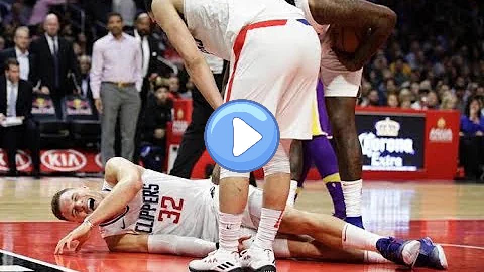 Video thumb: Blake Griffin Suffers Gruesome Knee Injury Against LA Lakers on November 27, 2017