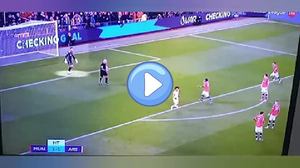 Play video: David De Gea pretends to be injured but chases referee Michael Oliver after the goal is given! Video thumb: David De Gea pretends to be injured but chases referee Michael Oliver after the goal is given!