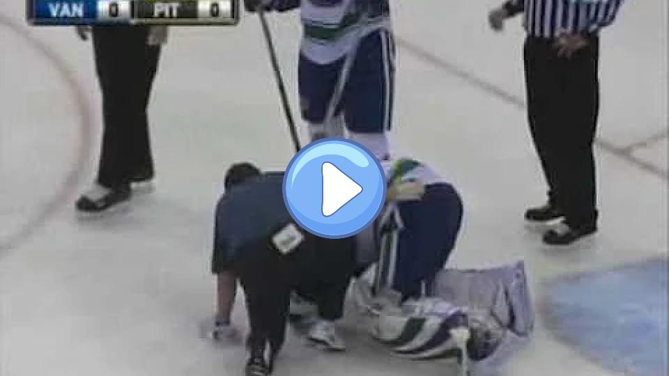 Play video: Roberto Luongo's injury in 2009 Video thumb: Roberto Luongo's injury in 2009