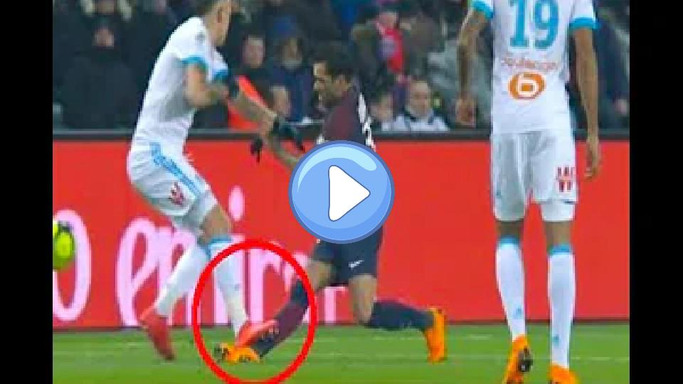 Play video: Dani Alves' terrible injury / Paris Saint-Germain vs. Olympique Marseille Video thumb: Dani Alves' terrible injury / Paris Saint-Germain vs. Olympique Marseille