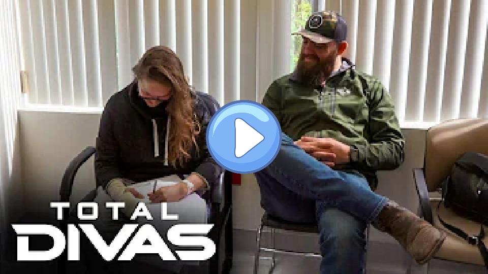 Play video: Ronda Rousey undergoes surgery for her broken hand: Total Divas Preview Clip, Dec. 10, 2019 Video thumb: Ronda Rousey undergoes surgery for her broken hand: Total Divas Preview Clip, Dec. 10, 2019